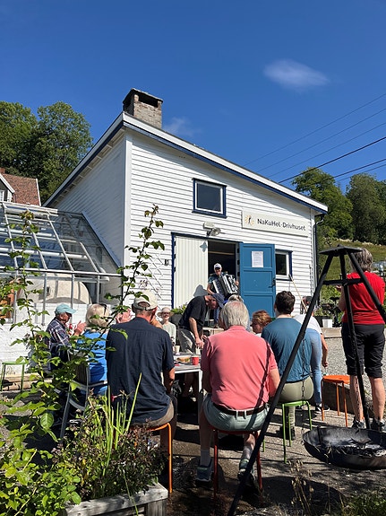 Lunsjpause for hagefrivillige