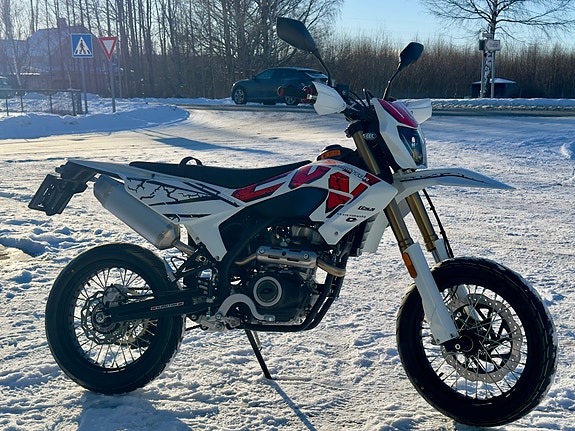 QJ Motor Cov 125X Supermotard|Nyhet! 3 of 5