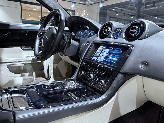 Jaguar XJ 18 of 26