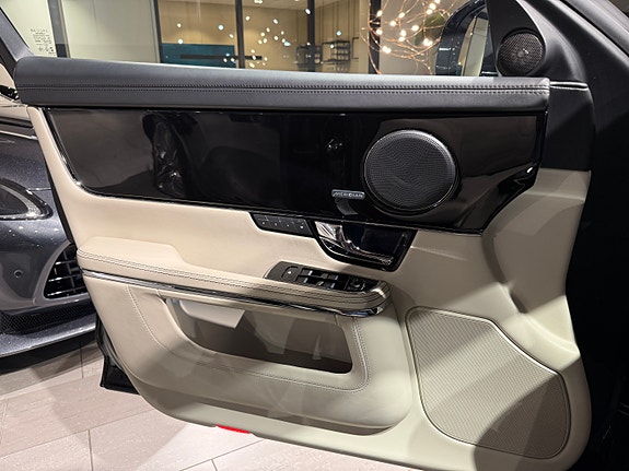 Jaguar XJ 17 of 26