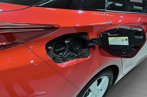 Toyota Prius Plug-in Hybrid 9 of 20