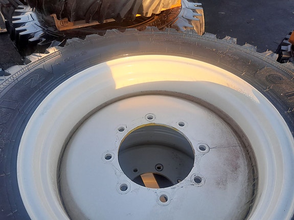 Valtra A-serie Nokian TRI 2 440/80R34 og 360/80R24