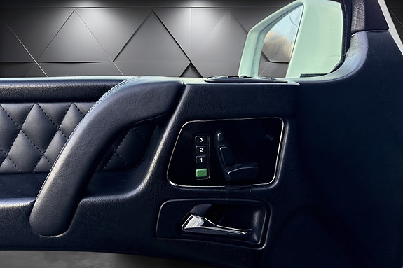 Mercedes-Benz G55 20 of 24