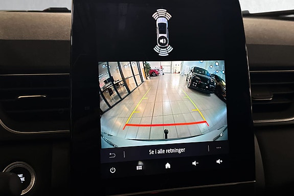 Ryggekamera og sensorer gir god oversikt ved parkering, selv ved de trangeste parkeringsplassene.