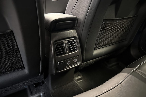 Egen justerbar luftdyse for baksetet gir jevnere temperatur i hele kupeen. Samt to USB‑porter bak gjør det enkelt å lade mobil og nettbrett på farten.