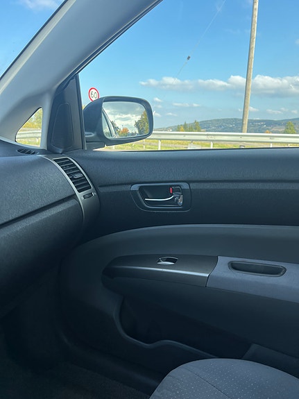 Toyota Prius 3 of 8