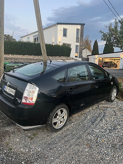 Toyota Prius 2 of 8