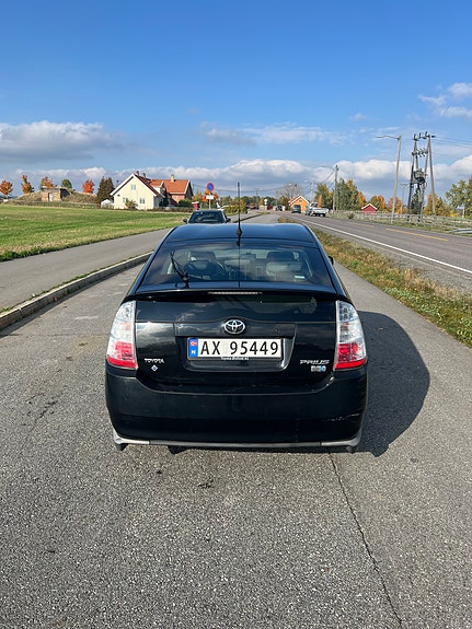 Toyota Prius 5 of 8