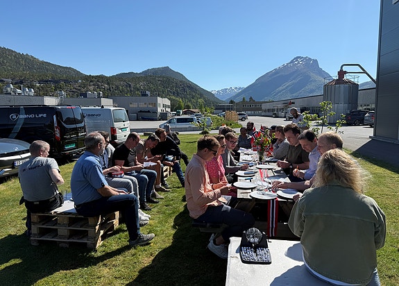 Gjengen på Sandane vet å sette pris på de gode øyeblikkene sammen, enten det er bingo og is i solen eller bare godt selskap ☀️