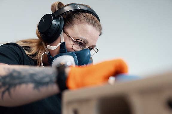 Som produktutvikler får du være tett på produksjonen, her ser du Marta "in-action" med ett av produktene våre.