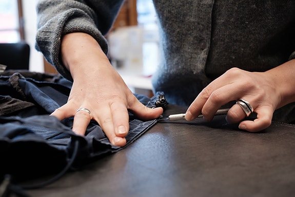Reparasjon av godt brukt jakke er et godt eksempel på bærekraft.  Foto: Jon Petter Nordbø