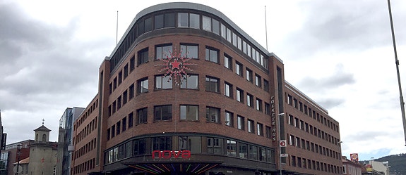 Folkets Hus ligger midt i Trondheim sentrum, i Olav Tryggvasons gate.