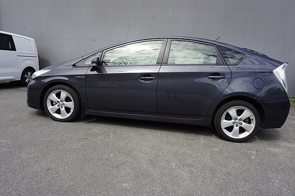 Toyota Prius 2 of 5