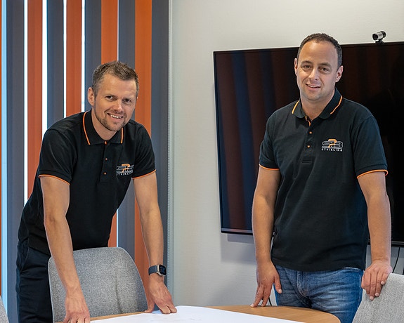 Hos SB2 vil du merke at vi skiller oss ut fra andre entreprenørbedrifter i byen, fordi det er korte beslutningsveier og stor takhøyde, forteller daglig leder Stig-Rune Abrahamsen (til høyre).  Foto: Polarnatt.