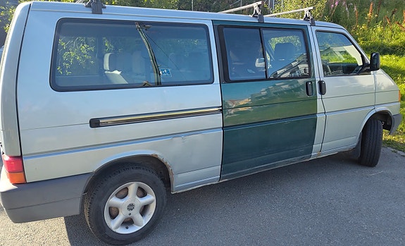 Volkswagen Caravelle 2 of 5