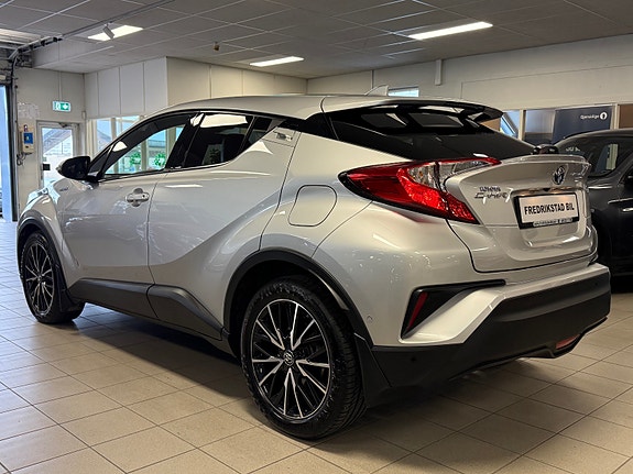 Toyota C-HR 2 of 5
