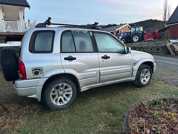 Suzuki Grand Vitara 2 of 4