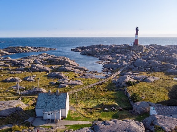 Vi har totalt 46 hytter, fra store betjente hytter til avsidesliggende fjellhytter, samt hytter langs kysten og i nærmiljøet. Her fra Eigerøy fyrvokterbolig.
 Foto: John Petter Nordbø