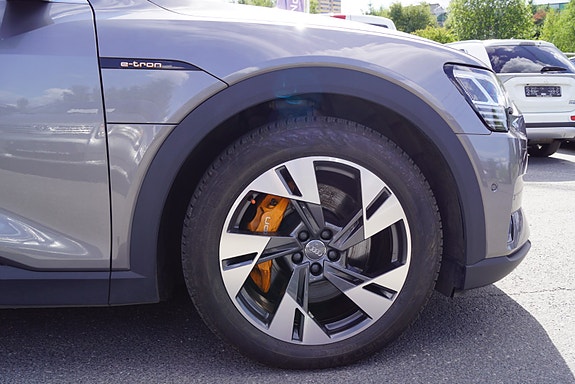 Audi e-tron 9 of 30