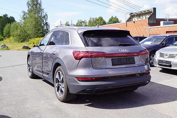 Audi e-tron 7 of 30