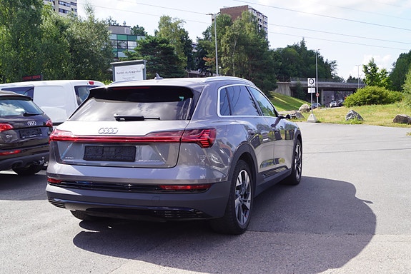Audi e-tron 8 of 30