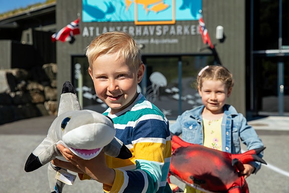 Glade barn ved inngangen til Atlanterhavsparken