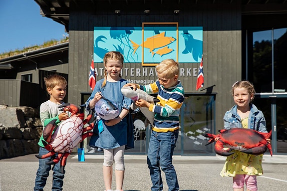 Glade barn ved inngangen til Atlanterhavsparken