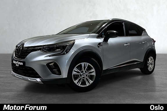 Elegant front med LED-lys og sporty felger i grå metallic.