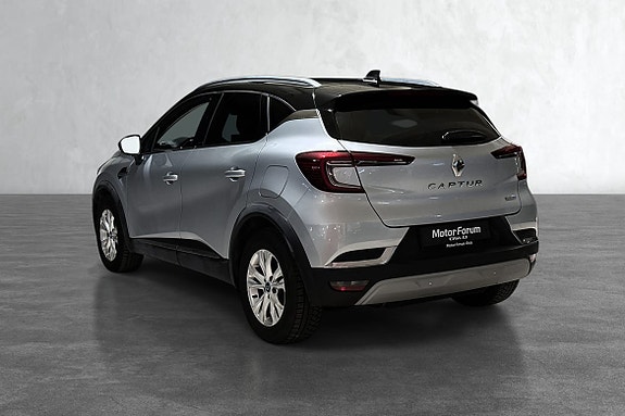 Stilfull bakvisning med LED-lys og praktisk parkeringssensorer.