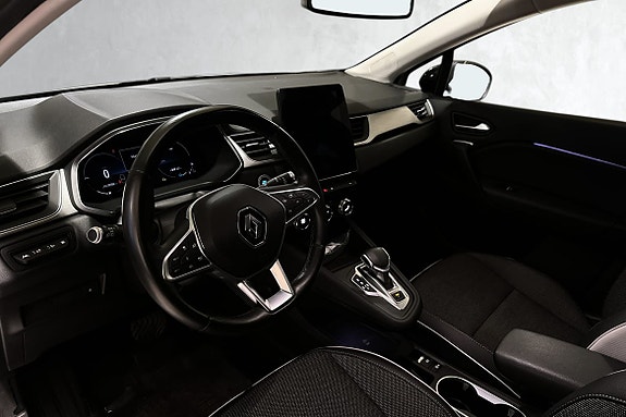 Digitalt førerdisplay med intuitiv touchskjerm og navigasjon.