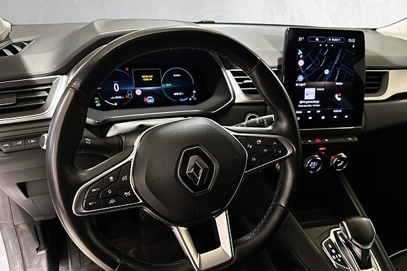 Oversiktlig dashbord med adaptive kjøreassistenter og klimakontroll.