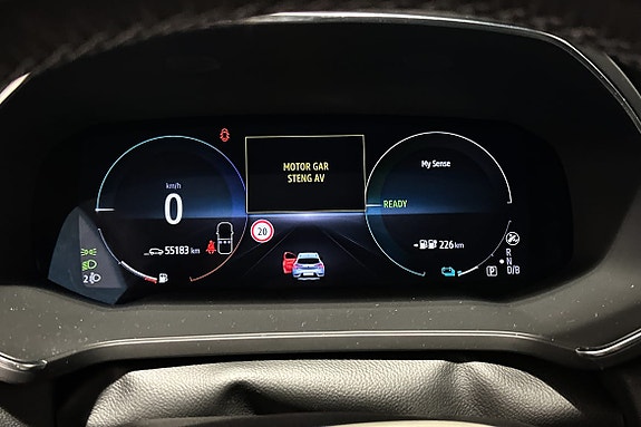 Interaktiv skjerm med hastighetsmåler og intuitiv navigasjon.