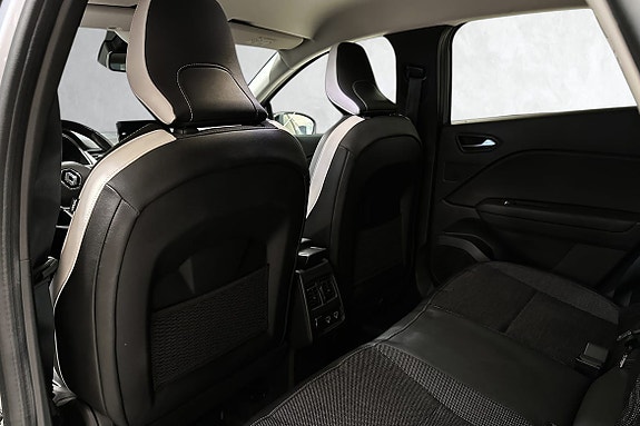 Romslig bakseteområde med sentralkonsoll og komfortabel plass.