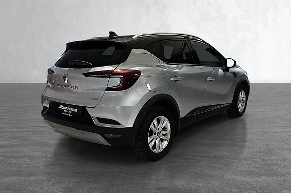 Tøft bakparti med kontrastfarget tak og tydelige LED-lys.