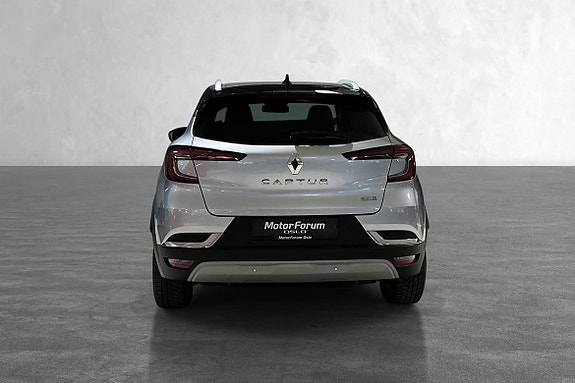 Baklys med dempet design og sportslig svart takdetalj.