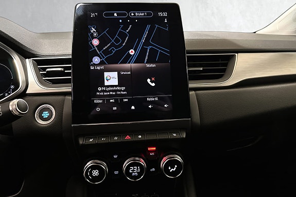 Touchskjerm for navigasjon og automatisk klimakontrollfunksjon.