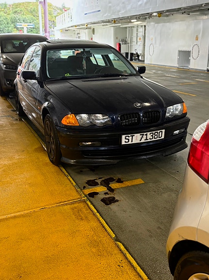 BMW 318i 2 of 5