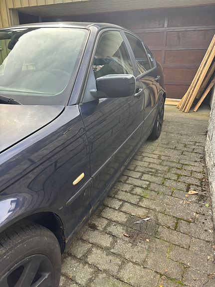BMW 318i 4 of 5