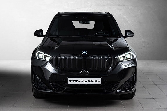 BMW iX1 2 of 29
