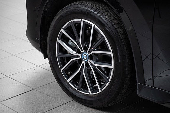 BMW iX1 8 of 29