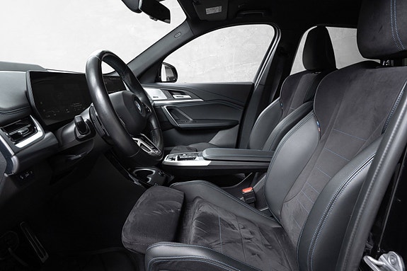 BMW iX1 10 of 29