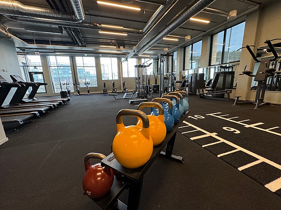 Stort og velutstyrt treningsrom tilgjengelig i bygget
