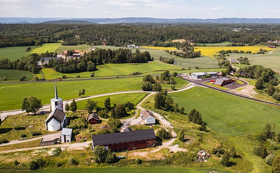 Såner kirke, Såner brannstasjon og hovedkontoret til Hersleth Entreprenør AS i Hobølveien 4