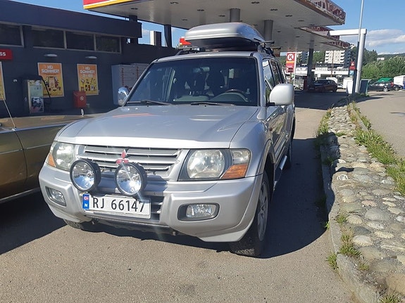 Mitsubishi Pajero 2 of 12
