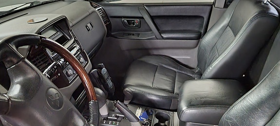 Mitsubishi Pajero 10 of 12