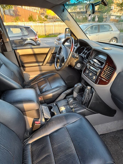 Mitsubishi Pajero 4 of 12