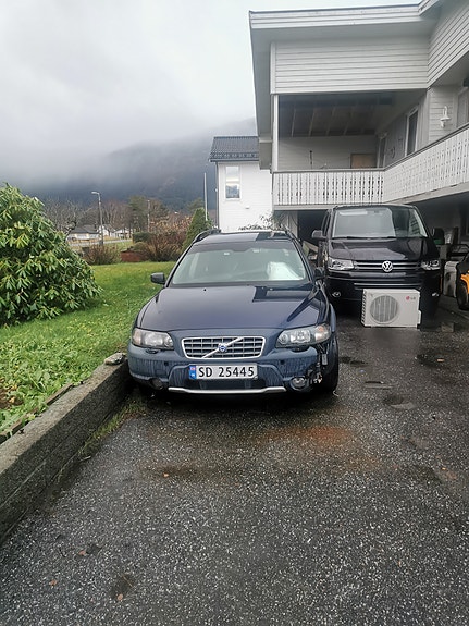 Volvo XC70 2 of 6
