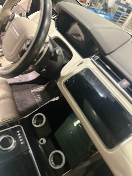 Land Rover Range Rover Velar 16 of 22