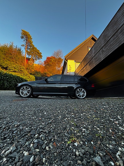 BMW 318d 2 of 5