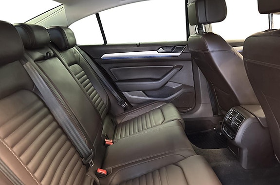 Volkswagen Passat 8 of 14